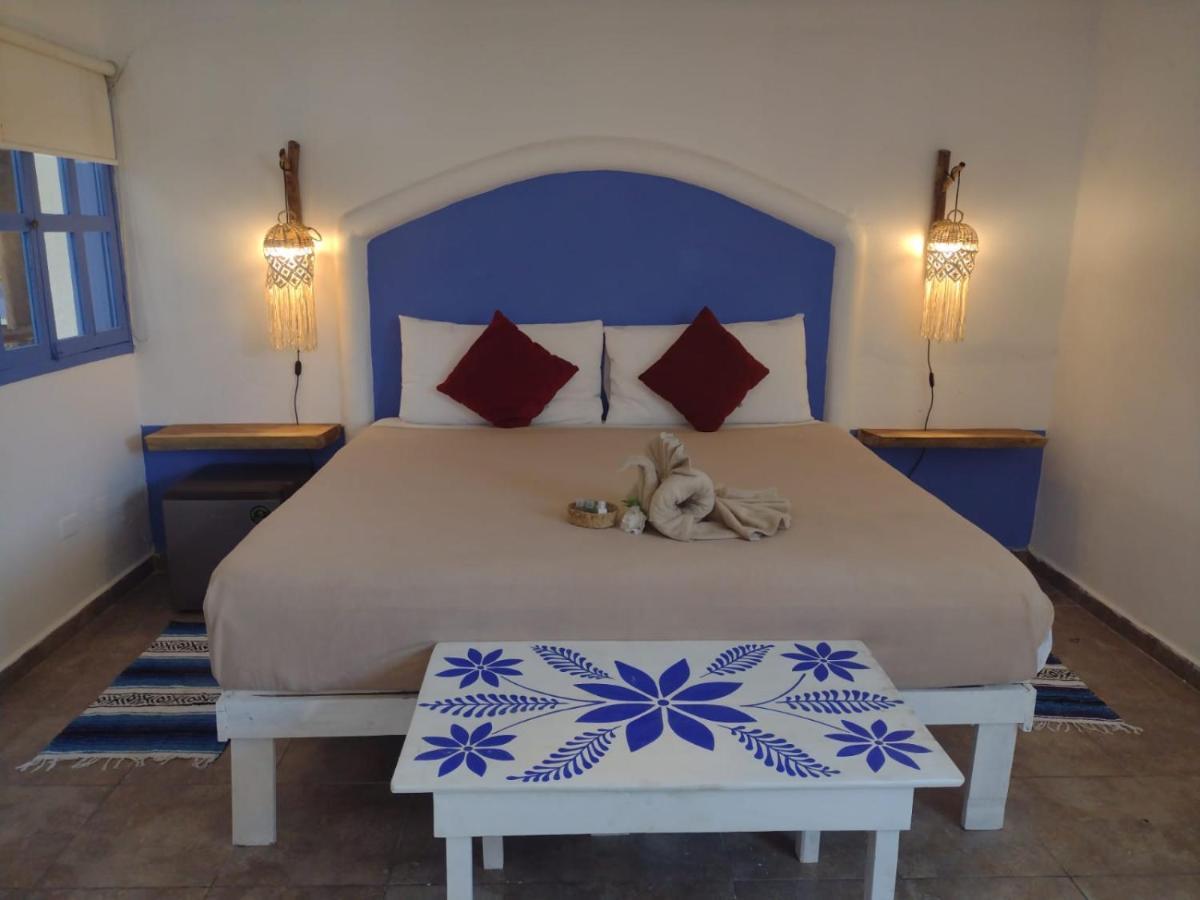 Mio Tulum Hotel Boutique Buitenkant foto A bedroom in a hotel in Santorini, Greece